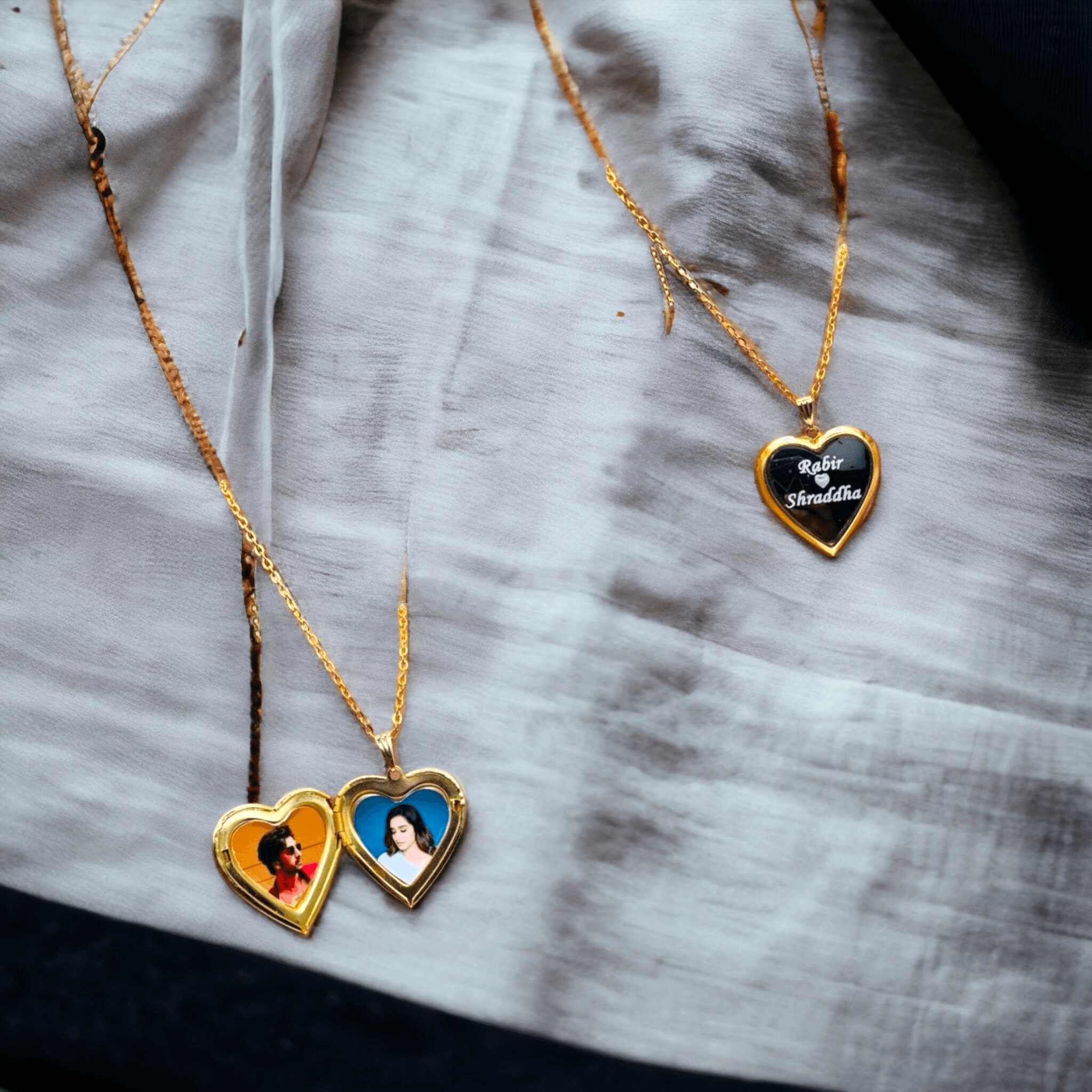 Locket necklace with 2 picture inside deals
